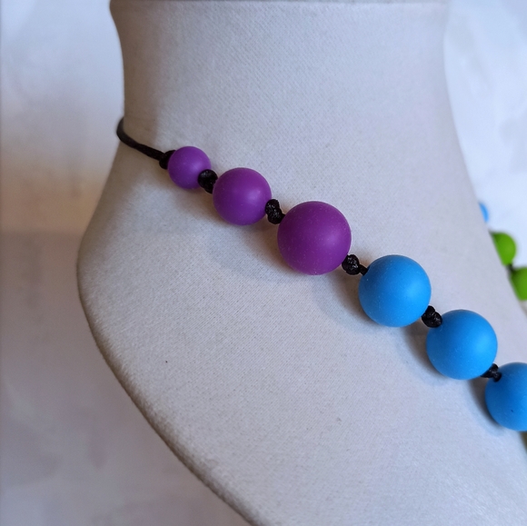 Rainbow silicone teething necklace - Picture 3 of 4
